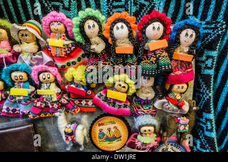 Petites Poupées en tissu coloré à vendre à l'étal d'un vendeur dans le marché de La Cancha à Cochabamba, Bolivie. Banque D'Images