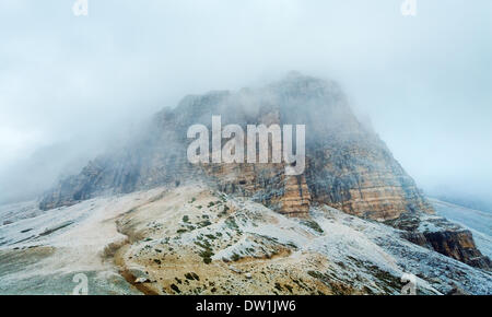 Misty Rifugio Auronzo rocks d'été Banque D'Images