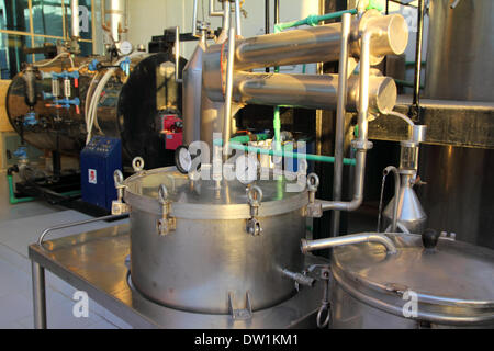 Distillation d'huiles essentielles en usine Banque D'Images