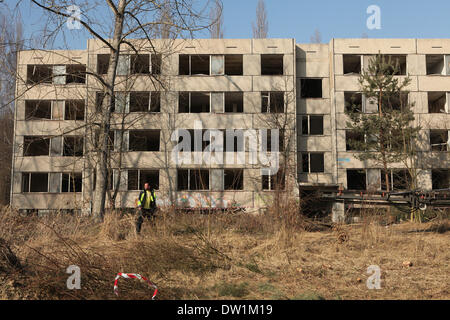 Milovice, République tchèque. 25 février 2014. Un bâtiment d'habitation qui a été utilisé pour les officiers de l'armée soviétique dans le domaine de la base militaire soviétique à Milovice, situé à environ 40 km de Prague, République tchèque. Ruines de l'ancienne base militaire soviétique en Milovice doivent être démolis au cours des quelques prochains mois pour faire place à de nouveaux bâtiments. La base a été abandonnée depuis plus de vingt ans, depuis le départ des troupes soviétiques de la Tchécoslovaquie en 1991. Maintenant la base militaire abandonnée survit pour le dernier jours. Banque D'Images