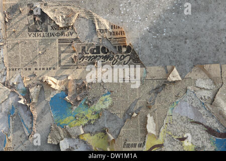 Milovice, République tchèque. 25 février 2014. Mur de béton recouvert de 'journal soviétique Sports' soviétique du 22 juin 1977, le reste du bâtiment d'habitation démolie dans la zone abandonnée de la base militaire soviétique à Milovice, situé à environ 40 km de Prague, République tchèque. Ruines de l'ancienne base militaire soviétique en Milovice doivent être démolis au cours des quelques prochains mois pour faire place à de nouveaux bâtiments. La base a été abandonnée depuis plus de vingt ans, depuis le départ des troupes soviétiques de la Tchécoslovaquie en 1991. Maintenant la base militaire survit pour le dernier jours. Banque D'Images