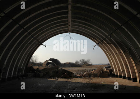 Milovice, République tchèque. 25 février 2014. Un hangar abandonné pour l'avion de chasse soviétique MiG dans le domaine de la base militaire soviétique à Milovice, situé à environ 40 km de Prague, République tchèque. Ruines de l'ancienne base militaire soviétique en Milovice doivent être démolis au cours des quelques prochains mois pour faire place à de nouveaux bâtiments. La base a été abandonnée depuis plus de vingt ans, depuis le départ des troupes soviétiques de la Tchécoslovaquie en 1991. Maintenant la base militaire abandonnée survit pour le dernier jours. Banque D'Images