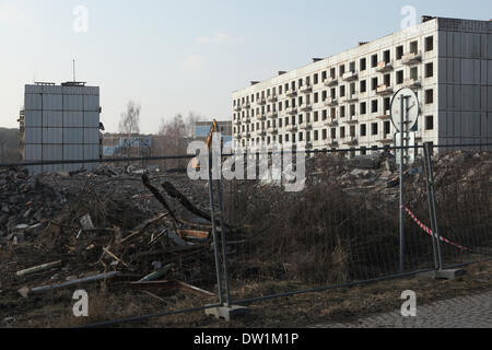 Milovice, République tchèque. 25 février 2014. Les bâtiments d'habitation abandonnés qui ont été utilisés pour les officiers de l'armée soviétique dans le domaine de la base militaire soviétique à Milovice, situé à environ 40 km de Prague, République tchèque. Ruines de l'ancienne base militaire soviétique en Milovice doivent être démolis au cours des quelques prochains mois pour faire place à de nouveaux bâtiments. La base a été abandonnée depuis plus de vingt ans, depuis le départ des troupes soviétiques de la Tchécoslovaquie en 1991. Maintenant la base militaire abandonnée survit pour le dernier jours. Banque D'Images