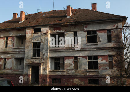 Milovice, République tchèque. 25 février 2014. Un bâtiment d'habitation qui a été utilisé pour les officiers de l'armée soviétique dans le domaine de la base militaire soviétique à Milovice, situé à environ 40 km de Prague, République tchèque. Ruines de l'ancienne base militaire soviétique en Milovice doivent être démolis au cours des quelques prochains mois pour faire place à de nouveaux bâtiments. La base a été abandonnée depuis plus de vingt ans, depuis le départ des troupes soviétiques de la Tchécoslovaquie en 1991. Maintenant la base militaire abandonnée survit pour le dernier jours. Banque D'Images