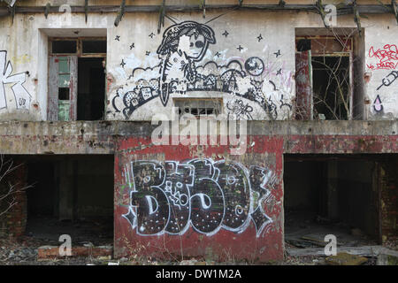 Milovice, République tchèque. 25 février 2014. Un bâtiment abandonné couvert de graffitis dans le domaine de la base militaire soviétique à Milovice, situé à environ 40 km de Prague, République tchèque. Ruines de l'ancienne base militaire soviétique en Milovice doivent être démolis au cours des quelques prochains mois pour faire place à de nouveaux bâtiments. La base a été abandonnée depuis plus de vingt ans, depuis le départ des troupes soviétiques de la Tchécoslovaquie en 1991. Maintenant la base militaire abandonnée survit pour le dernier jours. Banque D'Images