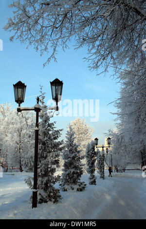 Paysage avec lanterne dans snow winter park Banque D'Images