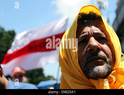 San Jose, Costa Rica. Feb 25, 2014. Un homme participe à une protestation contre la faible augmentation des salaires décrété par le gouvernement, en dehors de la ministère du Trésor, à San José, capitale du Costa Rica, le 25 février 2014. Les étudiants et les travailleurs ont protesté mardi, dans la capitale du Costa Rica contre la faible augmentation salariale de 0,43 pour cent, décrété par le gouvernement. Credit : Kent Gilbert/Xinhua/Alamy Live News Banque D'Images