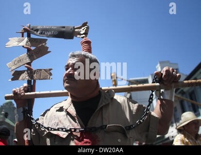 San Jose, Costa Rica. Feb 25, 2014. Un homme participe à une protestation contre la faible augmentation des salaires décrété par le gouvernement, en dehors de la ministère du Trésor, à San José, capitale du Costa Rica, le 25 février 2014. Les étudiants et les travailleurs ont protesté mardi, dans la capitale du Costa Rica contre la faible augmentation salariale de 0,43 pour cent, décrété par le gouvernement. Credit : Kent Gilbert/Xinhua/Alamy Live News Banque D'Images