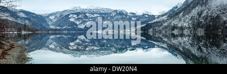 Hiver Alpine Lake Grundlsee panorama. Banque D'Images