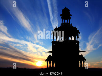 Silhouette cénotaphe contre beau coucher du soleil Banque D'Images