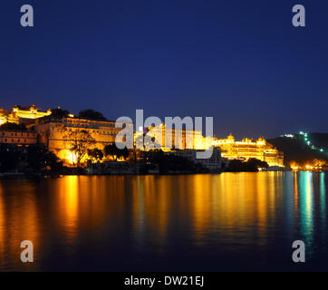 Palace sur le lac à Udaipur Inde pendant la nuit Banque D'Images