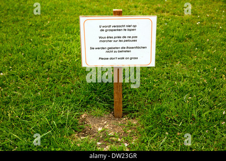 Merci de ne pas marcher sur l'herbe sign in Bruxelles Belgique Banque D'Images
