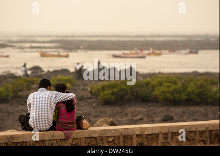 Couple de détente sur la promenade du kiosque à Bandra, Mumbai, Inde en attendant le coucher du soleil. Banque D'Images