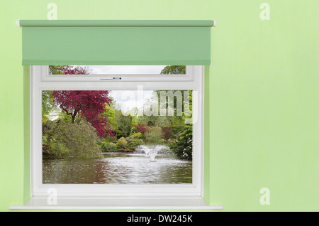 Vue sur étang et arbres ornementaux colorés à partir d'une fenêtre Banque D'Images