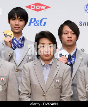 (L-R) Yuzuru Hanyu, Seiko Hashimoto, Ayumu Hirano (JPN), le 25 février 2014 : Seiko Hashimoto, centre, le chef de la délégation du Japon aux Jeux olympiques de Sotchi pose avec des photos au cours de la conférence de presse à Tokyo, Japon. © Motoo Naka/AFLO/Alamy Live News Banque D'Images