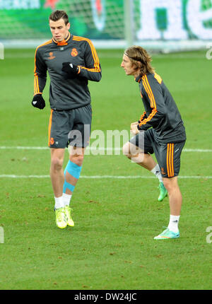 Gelsenkirchen, Allemagne. Feb 25, 2014. Madrid, Gareth Bale (L) et son coéquipier Luka Modric (R) jouer le ballon pendant une session de formation du Real Madrid à la Veltins-Arena de Gelsenkirchen, Allemagne, 25 février 2014. Club de football allemand FC Schalke 04 va jouer le Real Madrid pour l'UEFA Champions League round 16 match le 26 février 2014. Photo : Caroline Seidel/dpa/Alamy Live News Banque D'Images