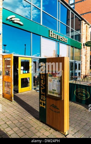 Restaurant Harvester sign building façade extérieure à l'extérieur piscine Brayford ville Lincoln Lincolnshire England UK GO Afficher nom Banque D'Images