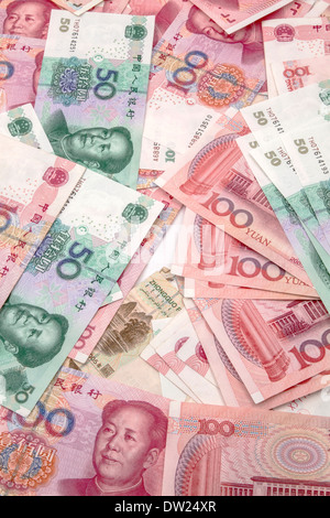 Fond de monnaie chinoise avec des billets de 50 et 100 yuans Banque D'Images