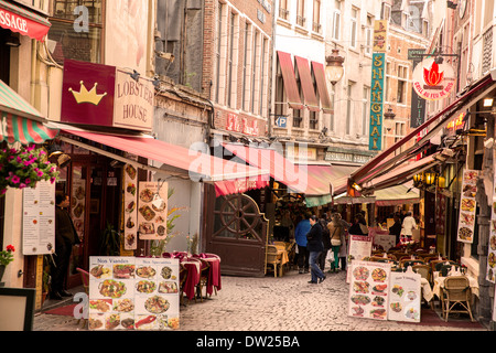 Restaurants qui bordent la rue des Bouchers à Bruxelles Belgique Banque D'Images