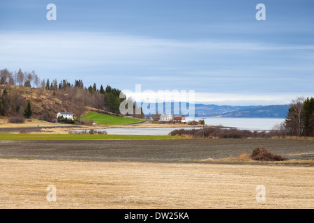 Printemps paysage norvégien rurale avec des maisons en bois et les Banque D'Images