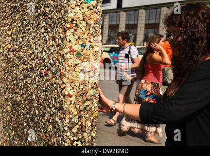 Une femme touche touristique le "mur de gomme' à la Potsdamer Platz à Berlin, le 15 août 2013. De plus en plus de touristes viennent à la capitale allemande chaque année. ATTENTION : Cette photo fait partie d'une série sur le tourisme à Berlin. Photo : Wolfram Steinberg dpa Banque D'Images