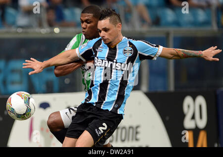 25 février 2014 - PORTO ALEGRE, RS, 25.02.2014-FUTEBOL/-LIBERTADORES GREMIO(BRA) X ATLETICO NACIONAL(COL)- Para do Gremio(BRA) e Orlando Berrio n Nacional(COL) em lance partida pela fase de grupos da Copa Libertadores da America, Bridgestone disputada na noite de hoje na Arena do Gremio Foot-Ball Porto Alegrense, em Porto Alegre, RS Photo:Edu Andrade/FatoPress (crédit Image : © Edu/NurPhoto ZUMAPRESS.com)/Andrade Banque D'Images