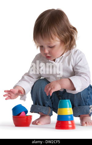 Bébé Garçon jouant avec des cubes on white background Banque D'Images