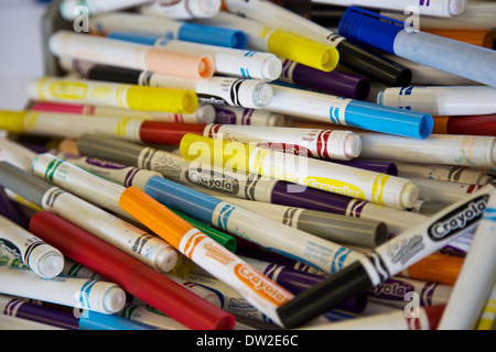 Une pile de marque Crayola feutres de couleurs différentes couleurs Banque D'Images