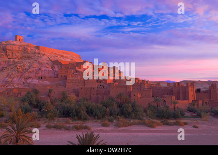 Ait Benhaddou Kasbah à l'aube, le Maroc, Haut Atlas, Ksar Ait Benhaddou, Ouarzazate, province, région de Souss-Massa-Draâ Banque D'Images