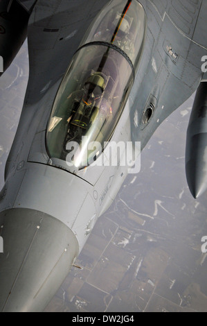 L'US Air Force F-16D Fighting Falcon manoeuvre pour se mettre en position au cours d'une opération de ravitaillement en vol avec un KC-135 Stratotanker Février 18, 2014 L'aéronef au cours de l'Arizona. Banque D'Images