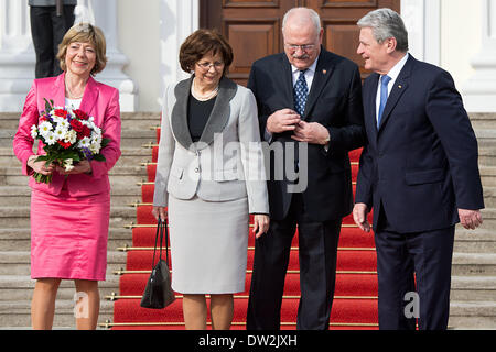 Berlin, Allemagne. Feb 26, 2014. Le Président allemand Joachim Gauck (R) et son partenaire Daniela Schadt (L) recevoir le président slovaque Ivan Gasparovic et sa femme Silvia au château de Bellevue à Berlin, Allemagne, 26 février 2014. Photo : MAURIZIO GAMBARINI/dpa/Alamy Live News Banque D'Images