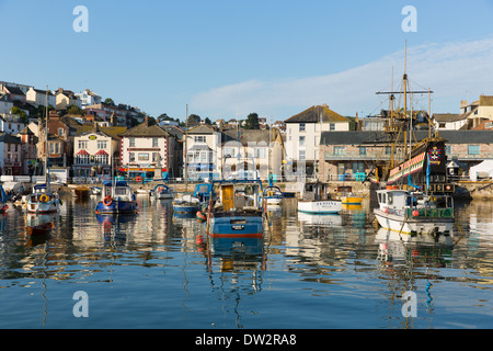 Harbour Brixham Devon, Angleterre avec des bateaux sur une journée calme avec ciel bleu Banque D'Images