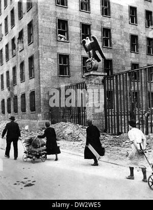 Fin de la guerre à Berlin 1945 - scène de rue devant le siège du ministère de l'Air de Reich onWilhelmstrasse / coin de Leipziger Strasse (aujourd'hui base du ministère allemand des Finances / maison de Detlev-Rohwedder) à Berlin, 1945. Fotoarchiv für Zeitgeschichtee - PAS DE SERVICE DE FIL Banque D'Images