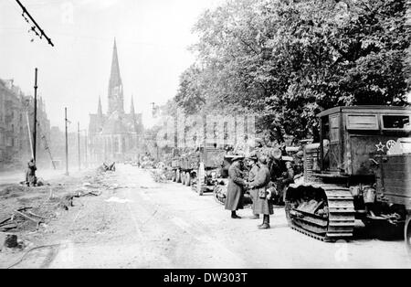 Fin de la guerre à Berlin 1945 - des soldats et des chars de l'Armée rouge traversent les rues de Berlin. Fotoarchiv für Zeitgeschichte - PAS DE SERVICE DE FIL Banque D'Images