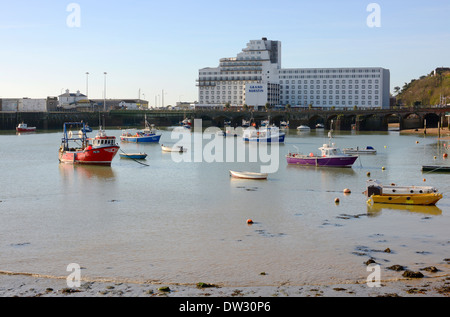 Port avec bateaux de pêche à Folkestone, dans le Kent. L'Angleterre. Grand Burstin Hotel en arrière-plan Banque D'Images