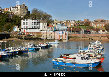 Port avec bateaux de pêche à Folkestone, dans le Kent. L'Angleterre. Banque D'Images