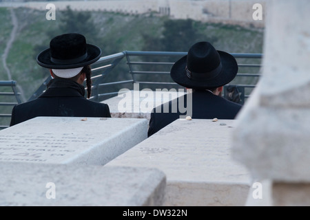 Les Juifs orthodoxes prier sur une tombe au cimetière du Mont des Oliviers. Jérusalem. Israël. Banque D'Images