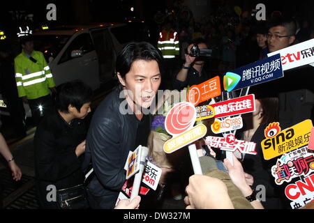 Hong Kong, Chine. Feb 25, 2014. Musicien japonais, auteur-compositeur-interprète, multi-instrumentiste et acteur Fukuyama Masaharu arrive à l'aéroport de Hong Kong, Chine, le mardi 25 février 2014. © TopPhoto/Alamy Live News Banque D'Images