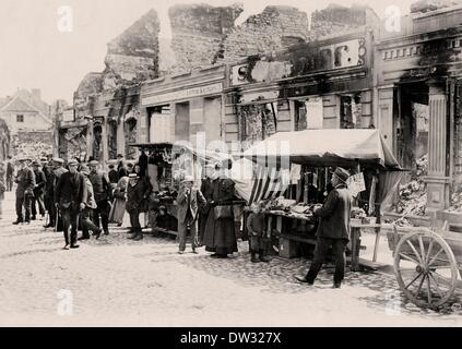 Des stands de marché sont mis en place pendant les négociations de bataille entre les troupes allemandes et russes après la bataille de Tannenberg du 17 au 29 août 1914 dans détruit Hohenstein aujourd'hui Olsztynek, Pologne. Fotoarchiv für Zeitgeschichte - PAS DE SERVICE DE FIL Banque D'Images