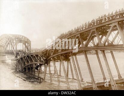 Les troupes allemandes traversent un pont qui a explosé par les Russes à Riga, en 1917. La ville a été occupée par les forces allemandes en septembre 1917. Fotoarchiv für Zeitgeschichte - PAS DE SERVICE DE FIL Banque D'Images