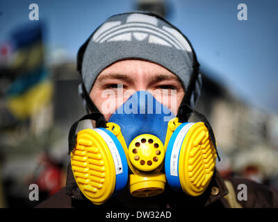 (140226) -- KIEV, 26 février 2014 (Xinhua) -- Photo prise le 24 février 2014 montre un homme avec un masque respiratoire, sur la place de l'Indépendance à Kiev, capitale de l'Ukraine. (Xinhua/Dai Tianfang) Banque D'Images