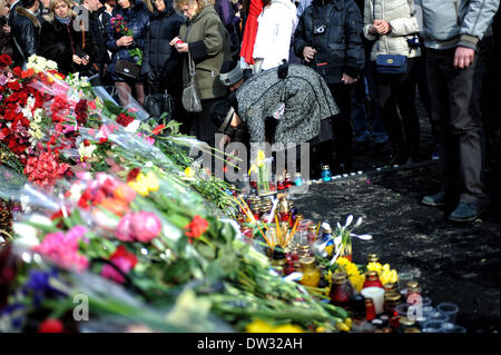 (140226) -- KIEV, 26 février 2014 (Xinhua) -- les gens jeter des bouquets pour pleurer les victimes des affrontements sur la place de l'Indépendance à Kiev, capitale de l'Ukraine, le 24 février 2014. (Xinhua/Dai Tianfang) Banque D'Images
