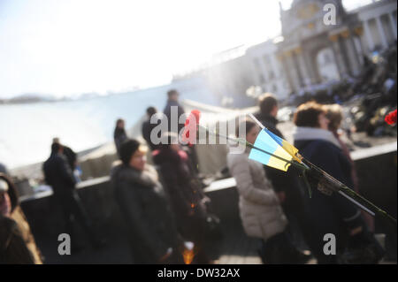 (140226) -- KIEV, 26 février 2014 (Xinhua) -- les gens viennent à la place de l'indépendance pour pleurer les victimes des affrontements à Kiev, capitale de l'Ukraine, le 24 février 2014. (Xinhua/Dai Tianfang) Banque D'Images