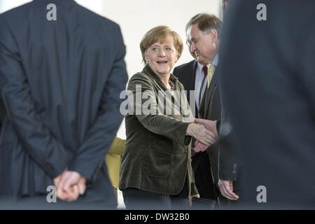 Berlin, Allemagne. Feb 26, 2014. Ministre fédéral de l'éducation a présenté le rapport 2014 à la chancelière fédérale Angela Merkel, le 26 février 2014. Credit : Goncalo Silva/NurPhoto ZUMAPRESS.com/Alamy/Live News Banque D'Images