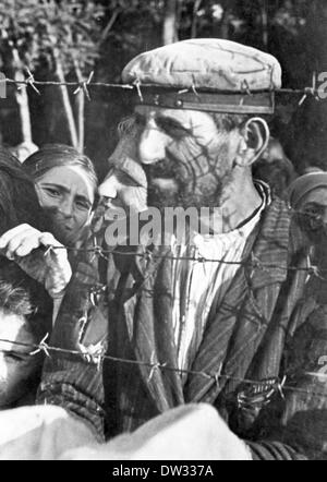 Les détenus juifs se tenir derrière une clôture en fil barbelé dans un camp de concentration en Bessarabie (aujourd'hui la Roumanie), autour de 1941/1942. Avec l'attaque allemande sur l'Union soviétique en juin 1941, les troupes roumaines (Armata Romana) reconquis la Bessarabie, qui était occupée par les Soviétiques. Dans ce contexte, la population juive a été accusés de sympathie avec l'Union soviétique, qu'ils considéraient comme des libérateurs dans la lumière de l'antisémite de Hitler la politique d'extermination en 1940. En conséquence, en 1941/42, les juifs ont été déportés dans des camps établis en Transnistrie (maintenant l'Ukraine et la Moldavie), qui a été controlle Banque D'Images