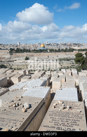 Vue panoramique sur la vieille ville de Jérusalem depuis le mont des Oliviers cimetière juif. Jérusalem. Israël. Banque D'Images