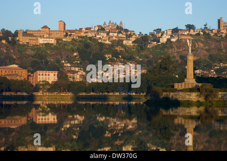 Haut de la ville sur la Colline Vazimba, reflété dans le lac Anosy au coucher du soleil, Antananarivo, Madagascar Banque D'Images