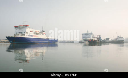 Le Commodore Clipper navire Condor Ferries Portsmouth, laissant à l'arrière la masse est un navire de Brittany Ferries et Mme Minerva Banque D'Images