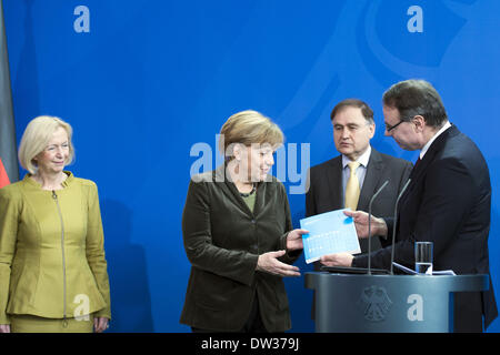 Berlin, Allemagne. Feb 26, 2014. Ministre fédéral de l'éducation a présenté le rapport 2014 à la chancelière fédérale Angela Merkel, le 26 février 2014. Credit : Goncalo Silva/NurPhoto ZUMAPRESS.com/Alamy/Live News Banque D'Images