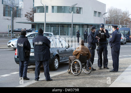 Berlin, Allemagne. Feb 26, 2014. Un homme comme se plaindre a heurté son véhicule vers les portes de la chancellerie fédérale à Berlin, le 26 février 2014. Credit : Goncalo Silva/NurPhoto ZUMAPRESS.com/Alamy/Live News